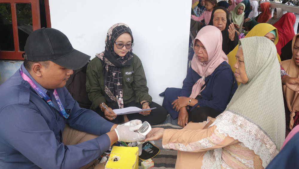 SUMRINGAH: Tim medis dari PT BSI memeriksa kesehatan warga yang tinggal di di sekitar perusahaan.
