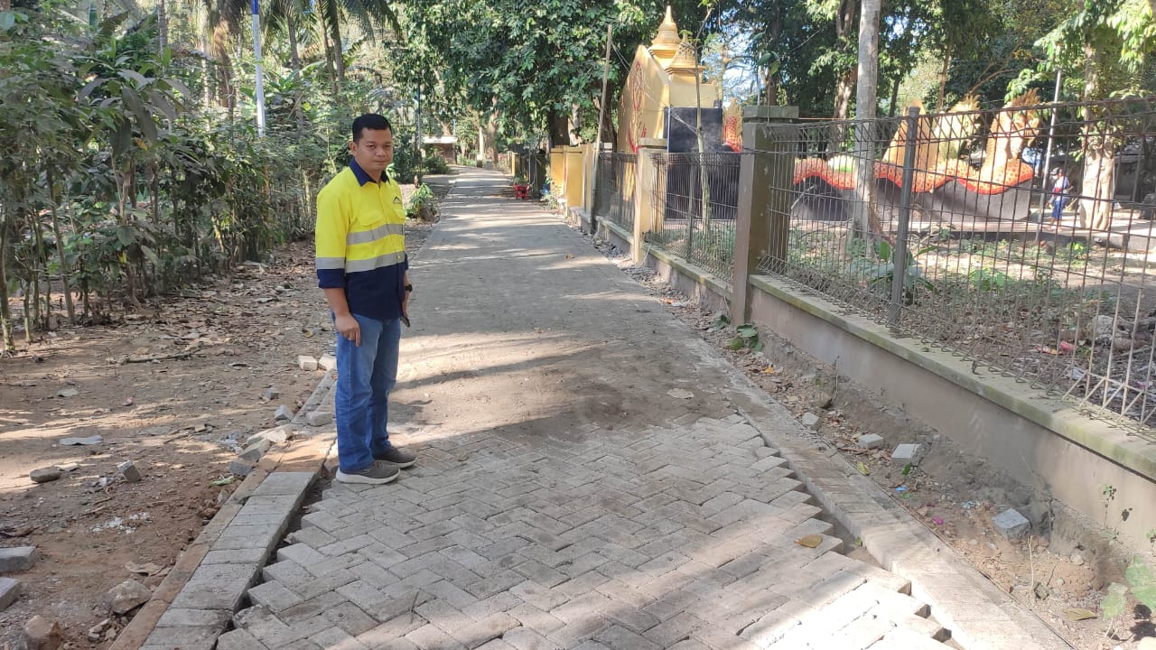 SEJAHTERA: PT BSI membantu warga di perkampungan wilayah Ring 1 Kecamatan Pesanggaran dengan pavingisasi