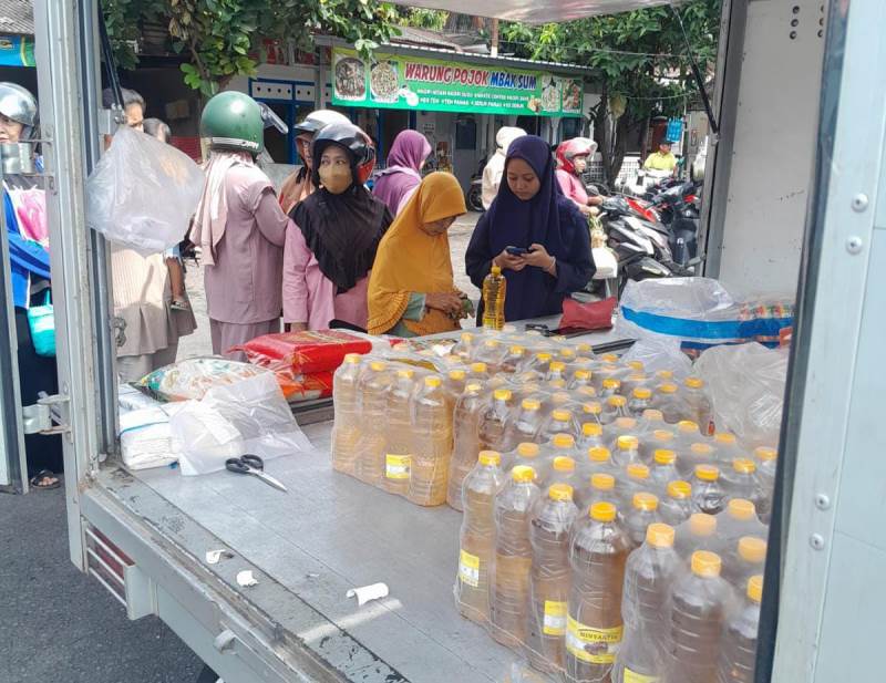 BERBONDONG: Masyarakat antri membeli sembako di Operasi Pasar Terminal Jajag, Dusun Kampung Baru, Desa Jajag Kecamatan Gambiran Senin (17/2).