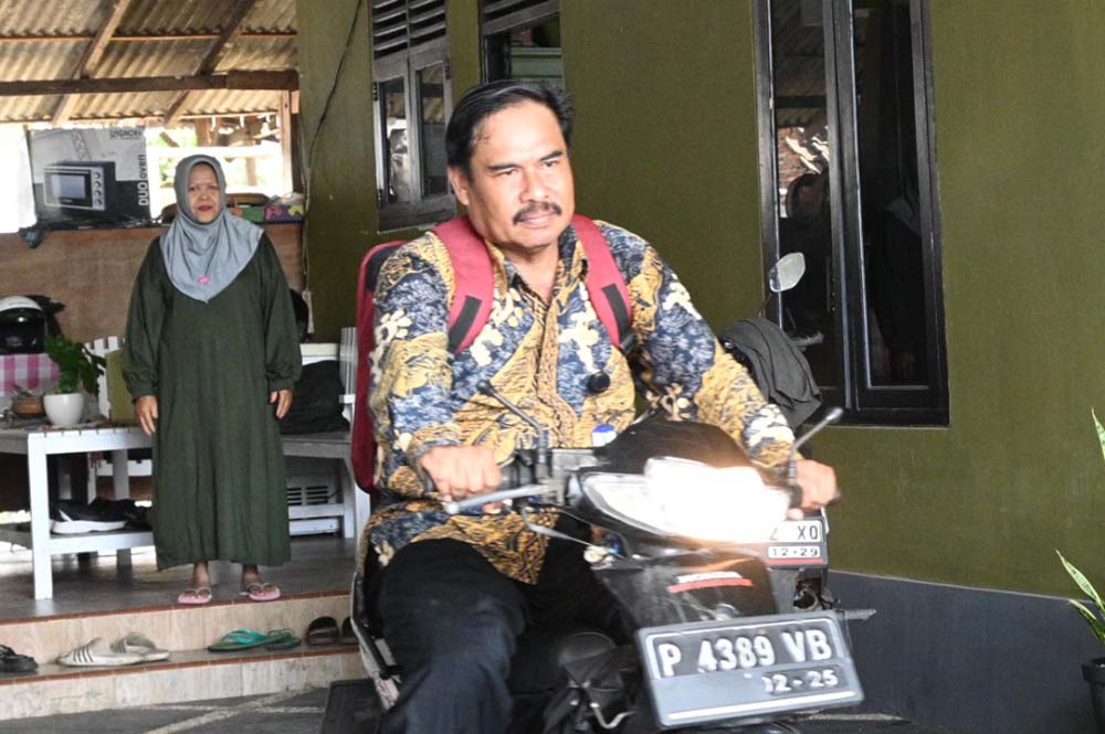 IKHLAS MENGABDI: Abdul Halim saat hendak berangkat mengajar dari rumahnya di Desa Banjar, Licin, menuju SDN 4 Segobang alias SD Kayangan.