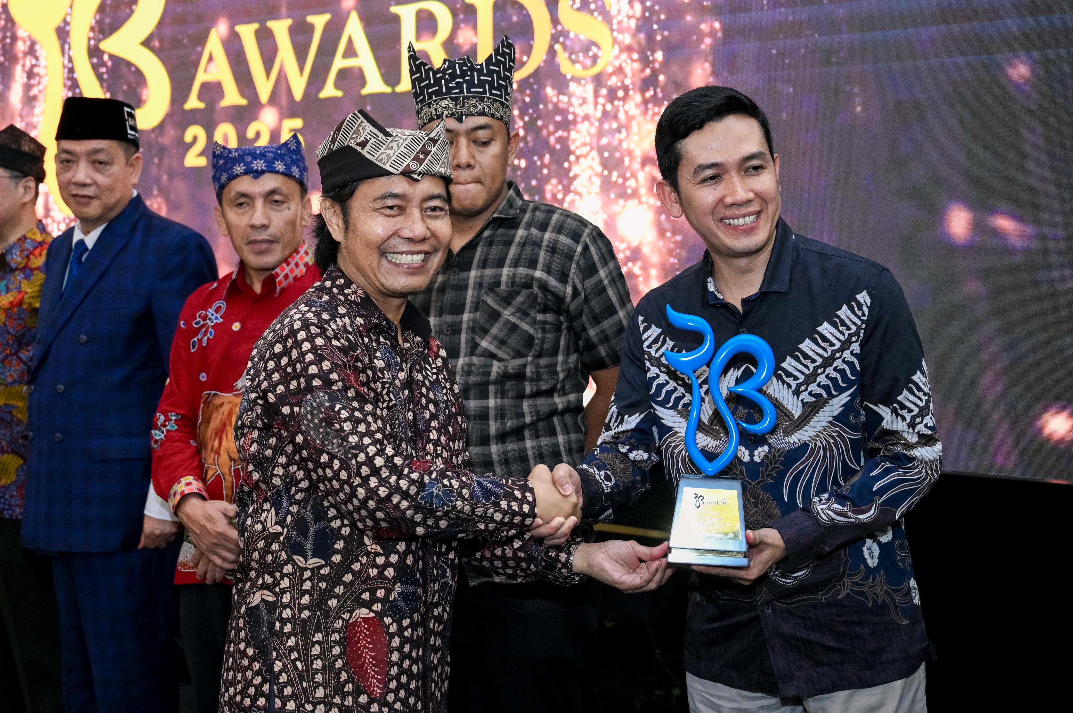 Direktur Jawa Pos Radar Banyuwangi Samsudin Adlawi (kiri) menyerahkan piala dan sertifikat Sunrise of Java kepada perwakilan PT BSI (kanan) digelar di Pendapa Sabha Swagata Blambangan, Minggu (16/2).