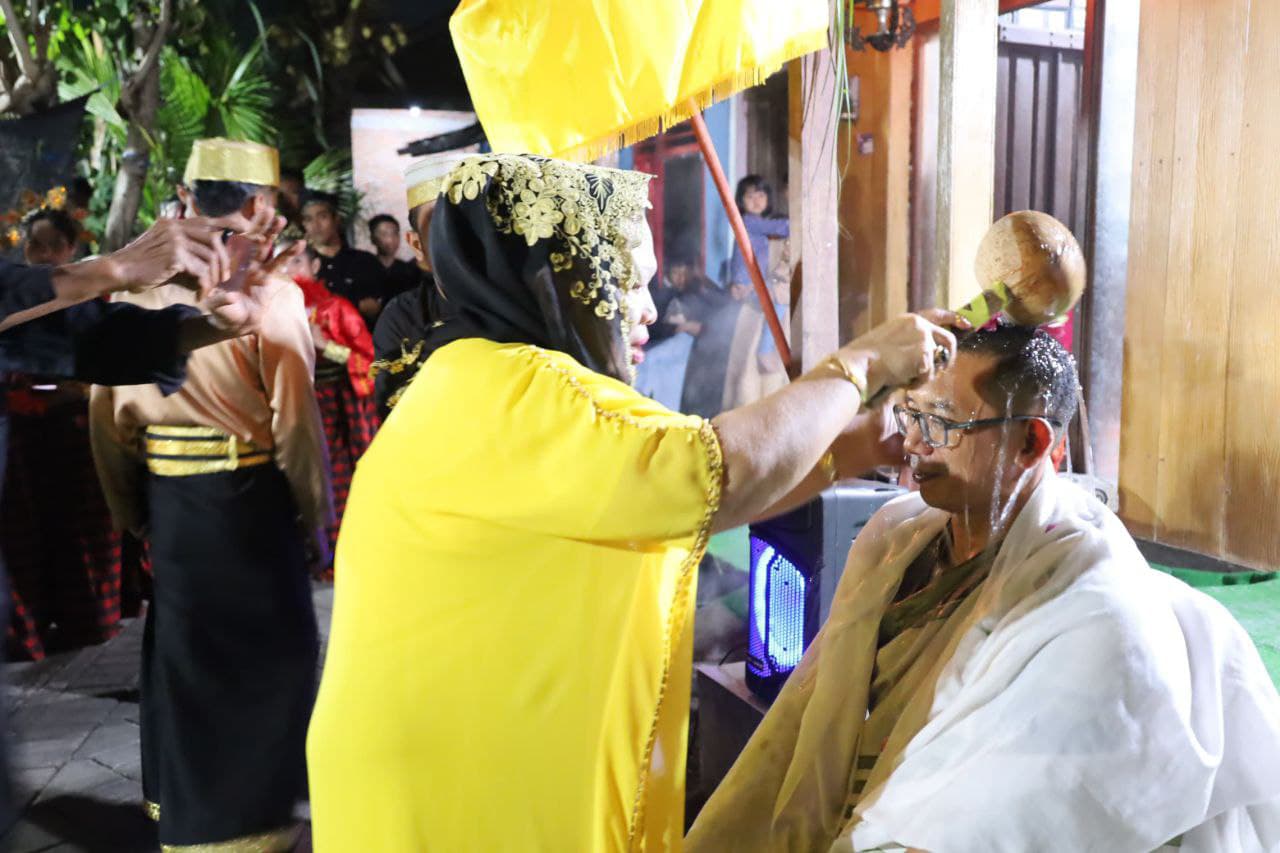 DAPAT GELAR DAENG MAKKULAU:  Dandim 0825 Letkol (Arh) Joko Sukoyo dinobatkan sebagai warga kehormatan  Suku Bugis Mandar, Selasa (18/2).