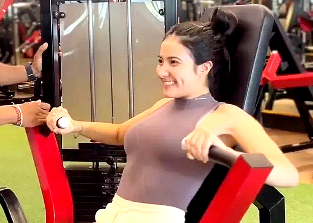 Bulan Sutena rutin menjalani latihan di gym. (Instagram)