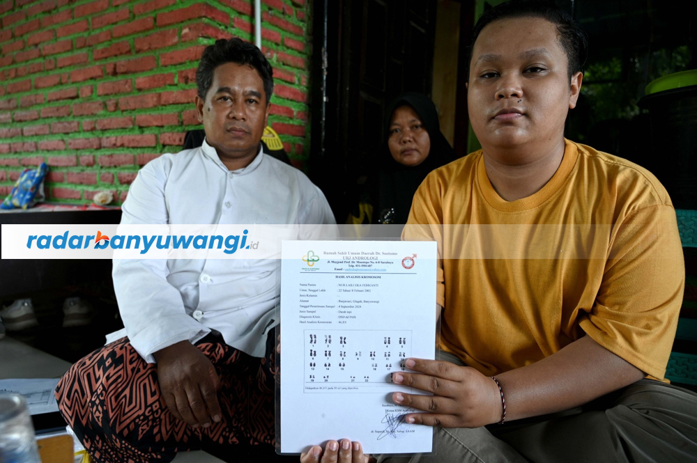 GENETIK LAKI-LAKI: Nur Laili didampingi orang tuanya menunjukkan hasil pemeriksaan kromosom dari Rumah Sakit Dr Soetomo Surabaya.