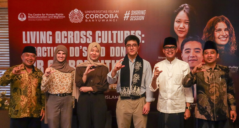 SHARING: Ketua Yayasan Mabadiul Ihsan H Sukron Makmun, Ketua Senat UI Cordoba, Banyuwangi KH Rahmatullah, Syaroni, Wendy Zou, Skaidra Pulley, dan Nishiyama Kitsutani Selasa (18/2)