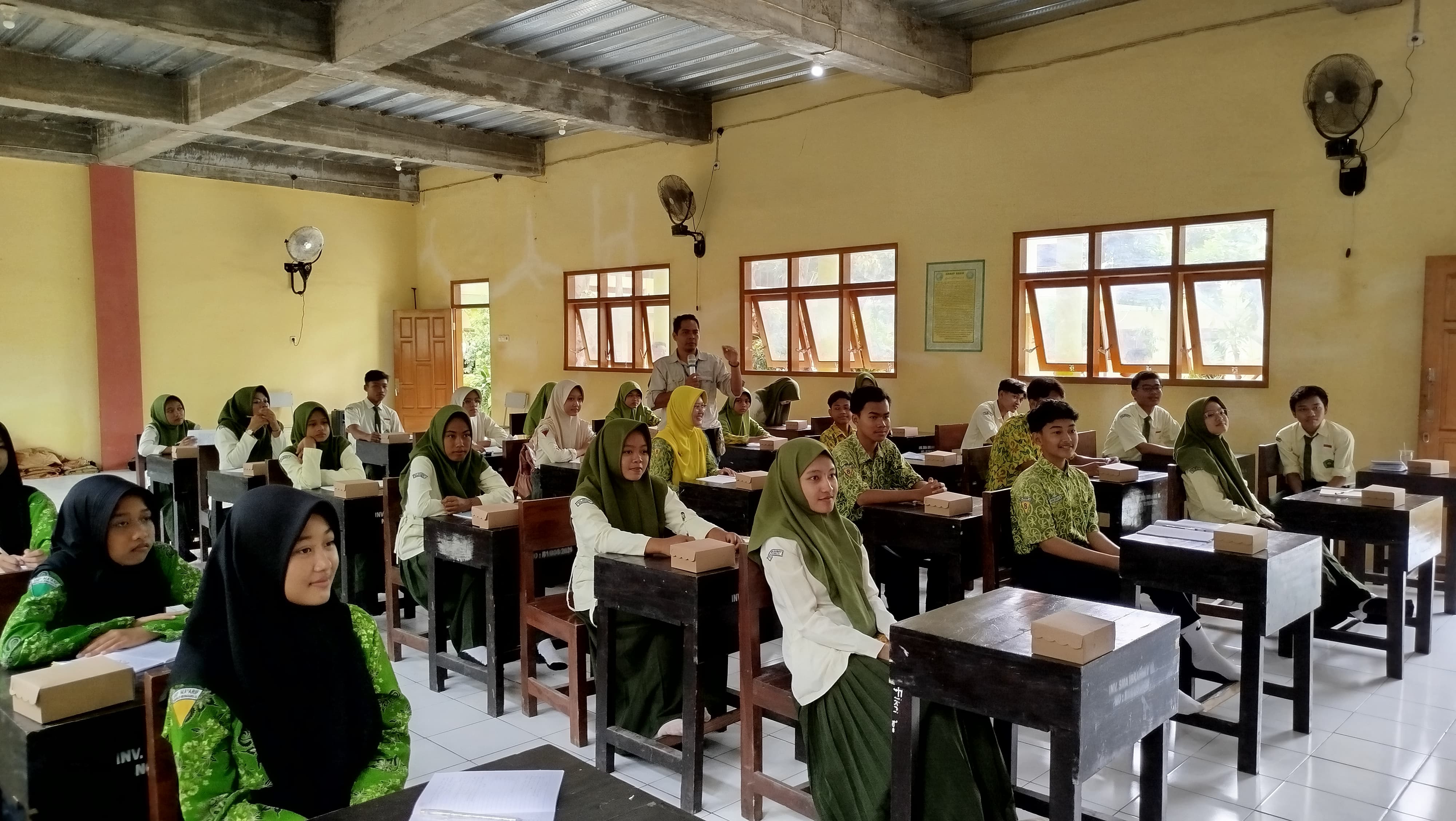 Siswa SMA Ibrahimy Wongosrejo Banyuwangi mengikuti pelatihan jurnalistik yang diselenggarakan Jawa Pos Radar Banyuwangi.