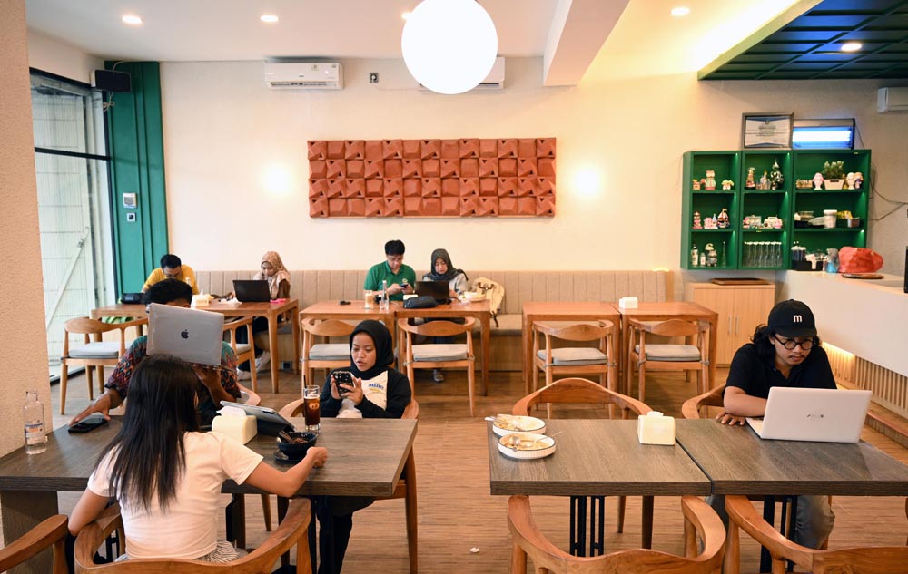 KAFE: Beberapa pekerjaan bisa dilakukan dengan menggunakan laptop di tempat makan atau pun tempat umum yang biasa dimanfaatkan untuk bekerja.