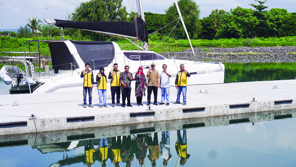 TAHAN KOROSI: PPP Morodemak UPT Dinas Kelautan dan Perikanan Provinsi Jawa Tengah bersama Direktur Rabanton Menlu di Pantai Marina Boom Banyuwangi pada Rabu (19/2).