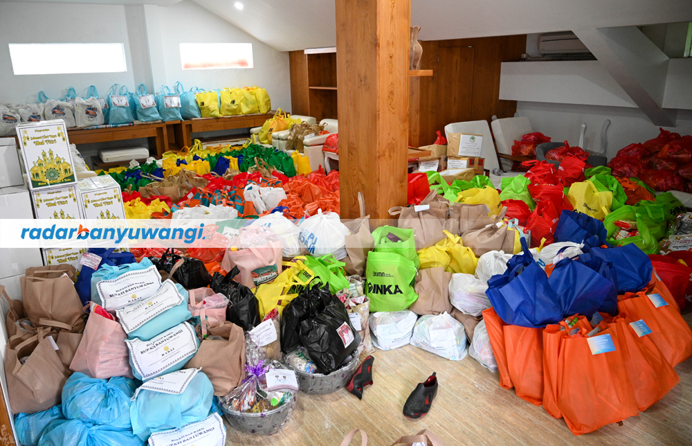 MENGGUNUNG: Paket sembako ucapan selamat atas pelantikan Bupati Ipuk dan Wabup Mujiono di Pendapa Sabha Swagata Blambangan.
