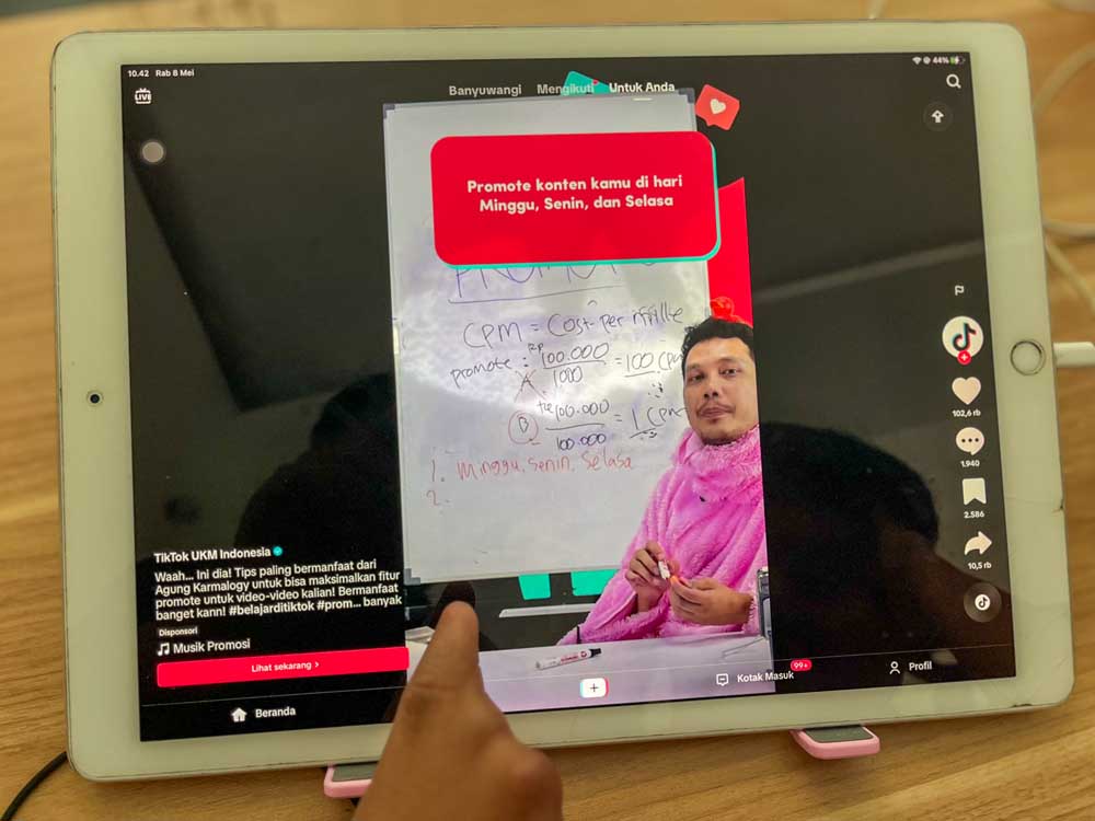 POPULER: Siaran langsung di aplikasi media sosial berbasis video sering dilakukan para online seller.