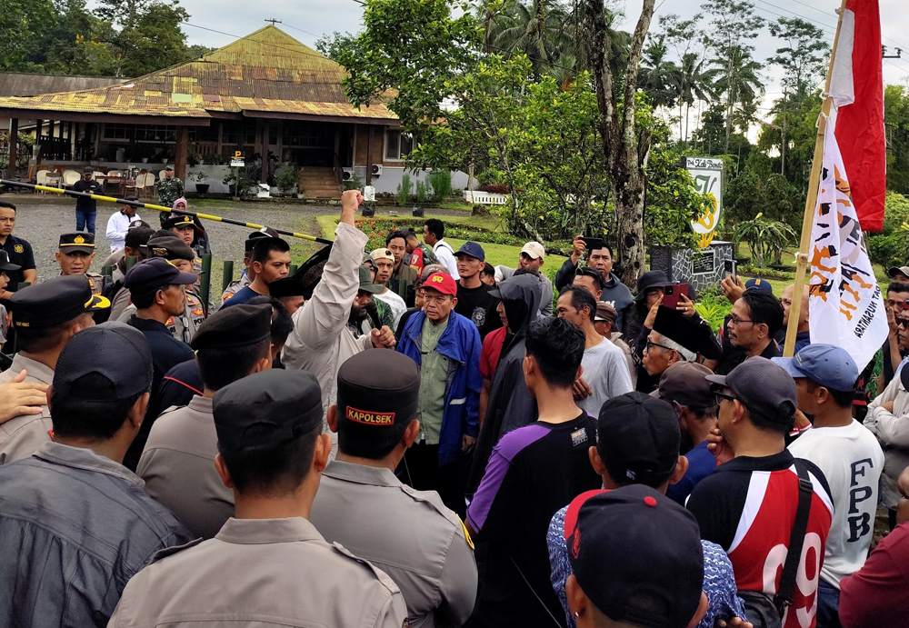 PERSOALKAN HGU: Sejumlah warga Desa Kampunganyar, Kecamatan Glagah, menggelar aksi demo di depan kantor PT Perkebunan Kalibendo, Jumat (21/2).