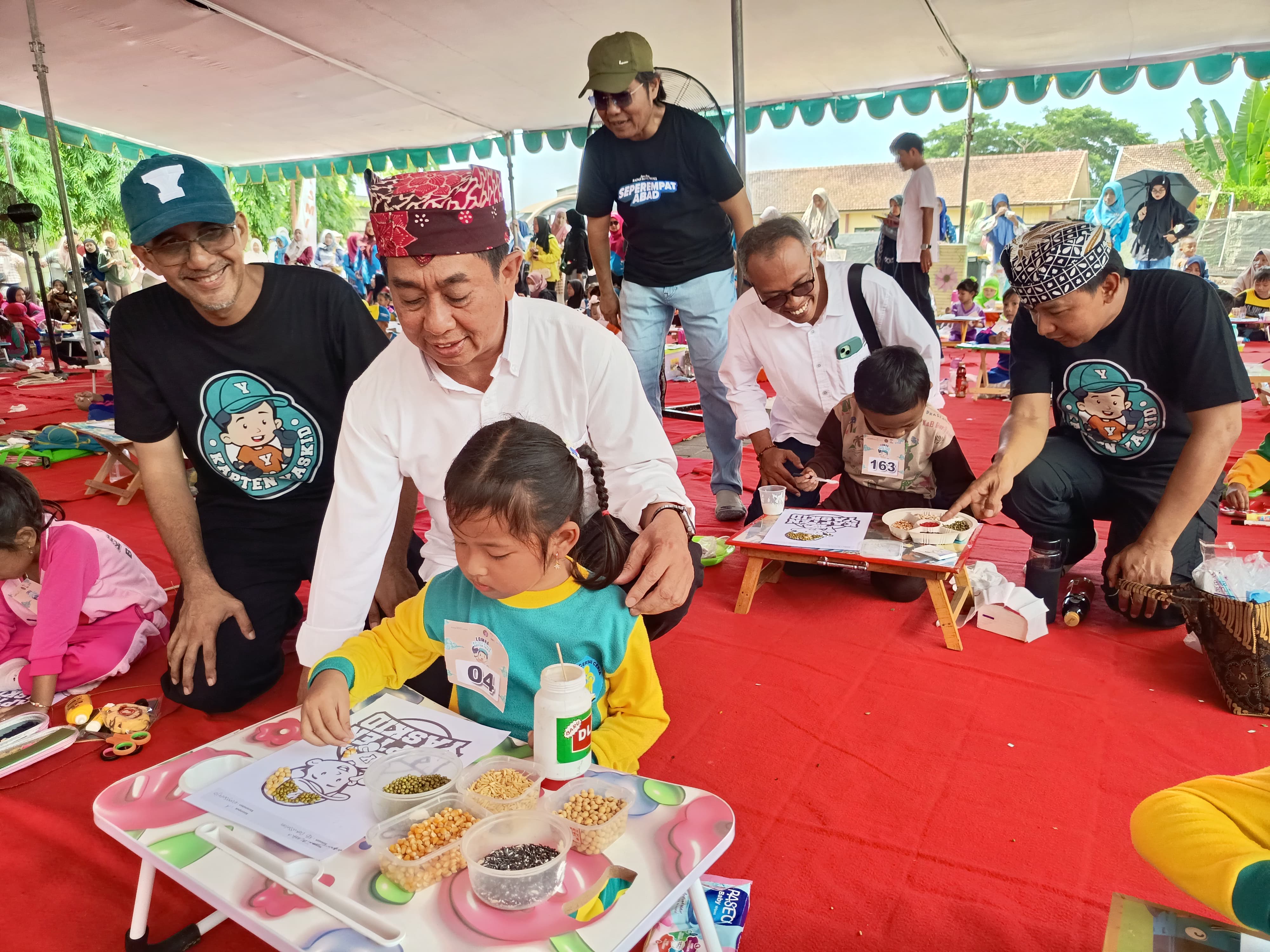 Kadispendik Suratno, Direktur RS Yasmin Sauqi, Direktur JP-RaBa Samsudin Adlawi dan Direktur Pudam Banyuwangi menyaksikan peserta lomba kolase di Halaman RS Yasmin, Sabtu (22/2/25).