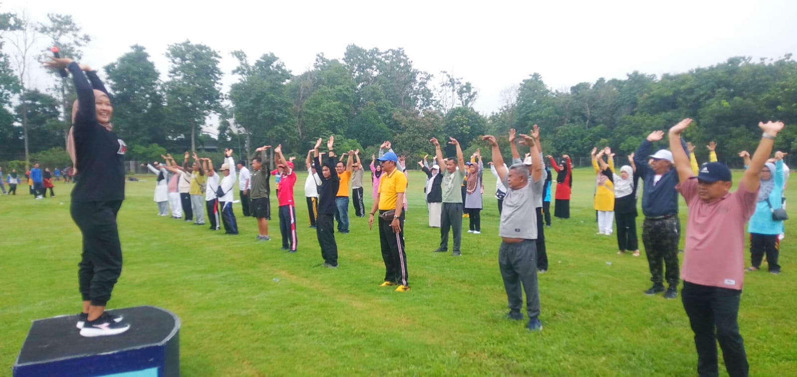 Ratusan JCH KBIHU Sabilillah Banyuwangi saat mengikuti senam di GOR Tawangalun, Minggu pagi (23/2).