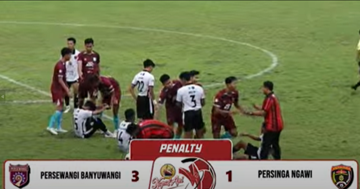 SPORTIF: Pemain Persewangi menghibur pemain Persinga di Stadion Ketongo Minggu sore 23 Februari 2025.