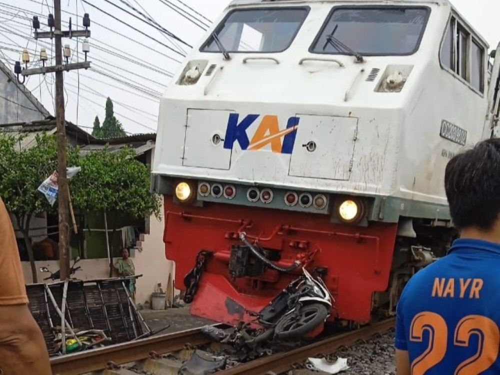 Kereta Api Probowangi berhenti untuk melakukan pemeriksaan usai tertemper sepeda motor di JPL 4 Probolinggo, Minggu (23/2).