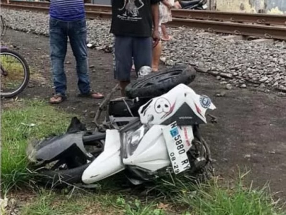 Sepeda motor bernopol N 5880 RY ringsek usai tersambar Kereta Api Probowangi di perlintasan Kota Probolinggo, Minggu (23/2).