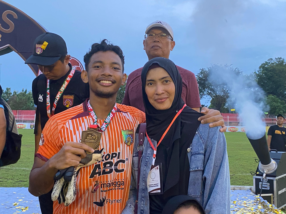 TAMPIL BRILIAN: Zaki Ali Sapari ditemani sang ibu, Dikha Christina, usai menerima medali di Stadion Ketonggo, Ngawi, Minggu sore (23/2/2025).