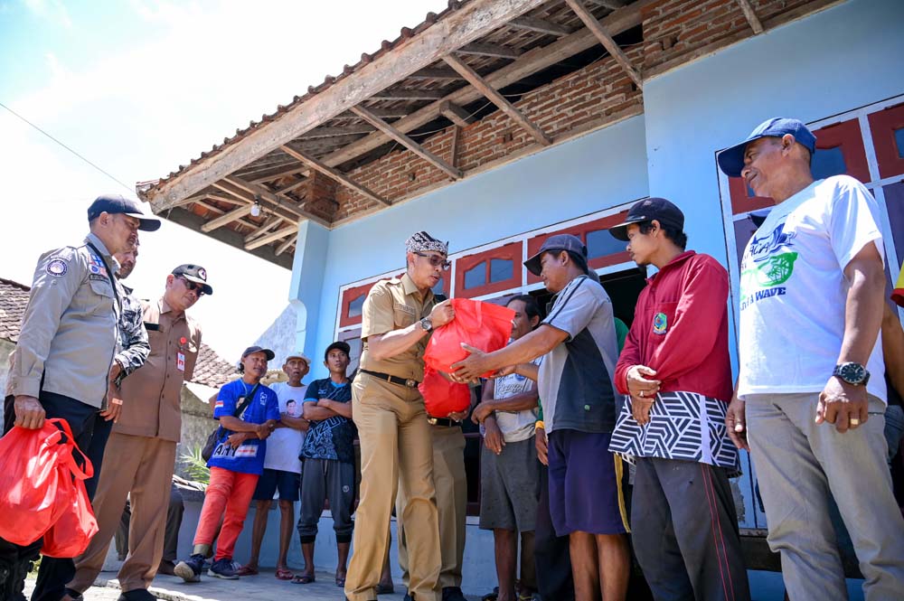 Tim Pemkab Banyuwangi membagikan paket sembako pengganti karangan bunga ucapan selamat atas pelantikan Bupati Ipuk dan Wabup Mujiono kepada warga Kelurahan Sobo, Kertosari, dan Karangrejo, Banyuwangi,