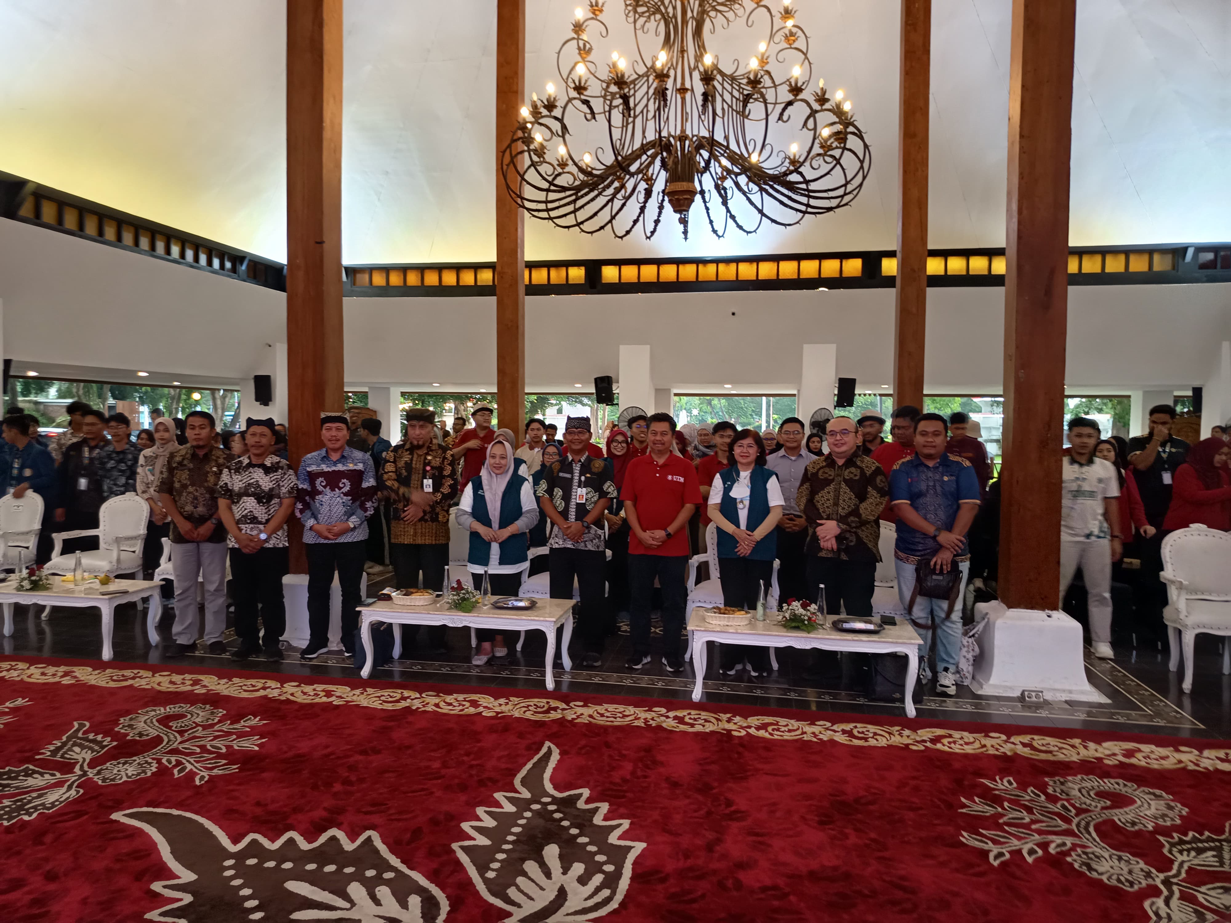 SEREMONI : Rombongan Go East Java 2.0 disambut jajaran pejabat pemkab Banyuwangi di Pendopo Sabha Swagatha Blambangan pada Jumat (14/2) kemarin