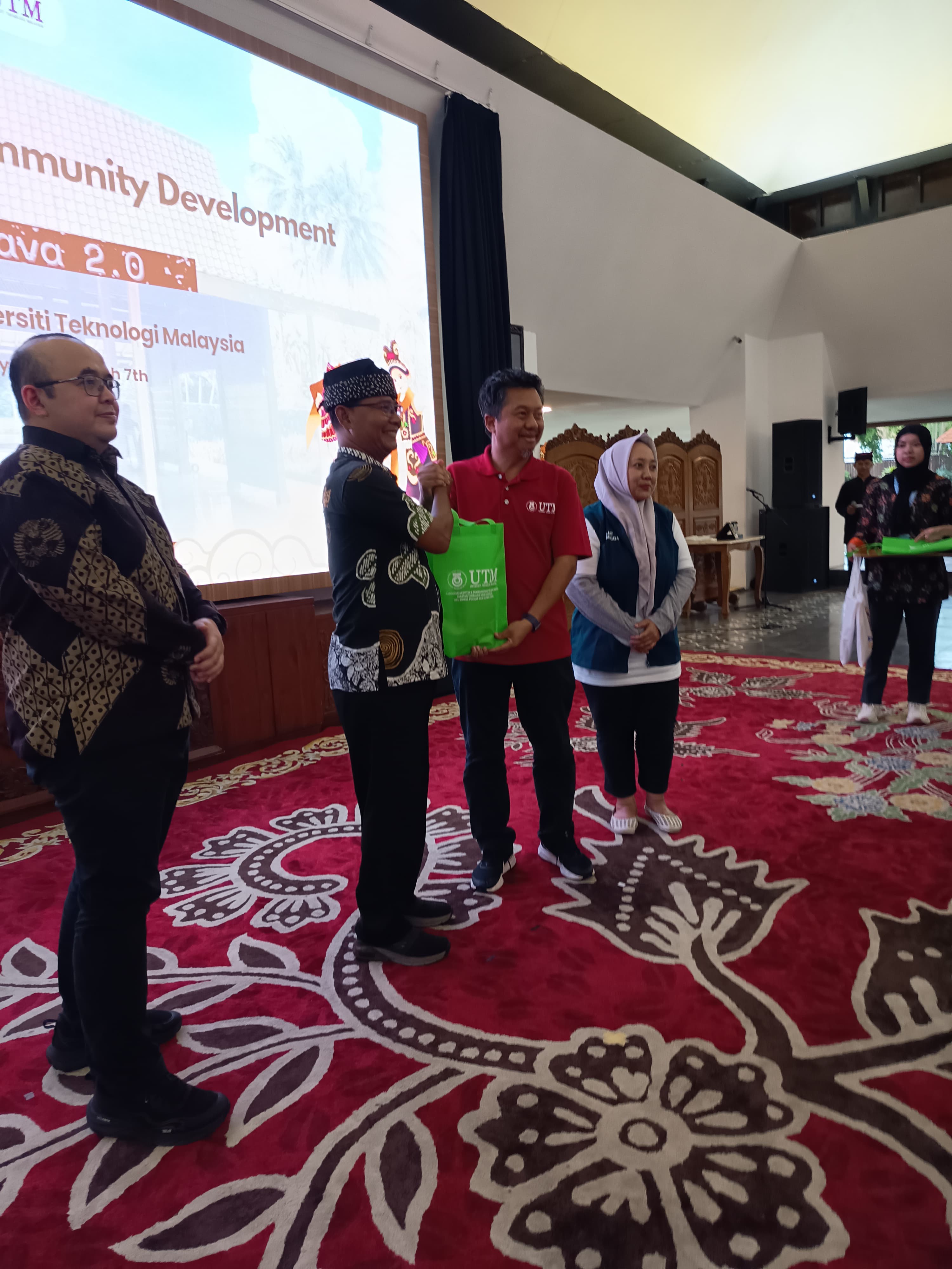 BERTUKAR : Asisten Pemerintahan dan Kesejahteraan Rakyat Pemkab Banyuwangi Bramudya menerima cinderamata dari perwakilan University Technology Malayisa di Pendopo Sabha Swagata