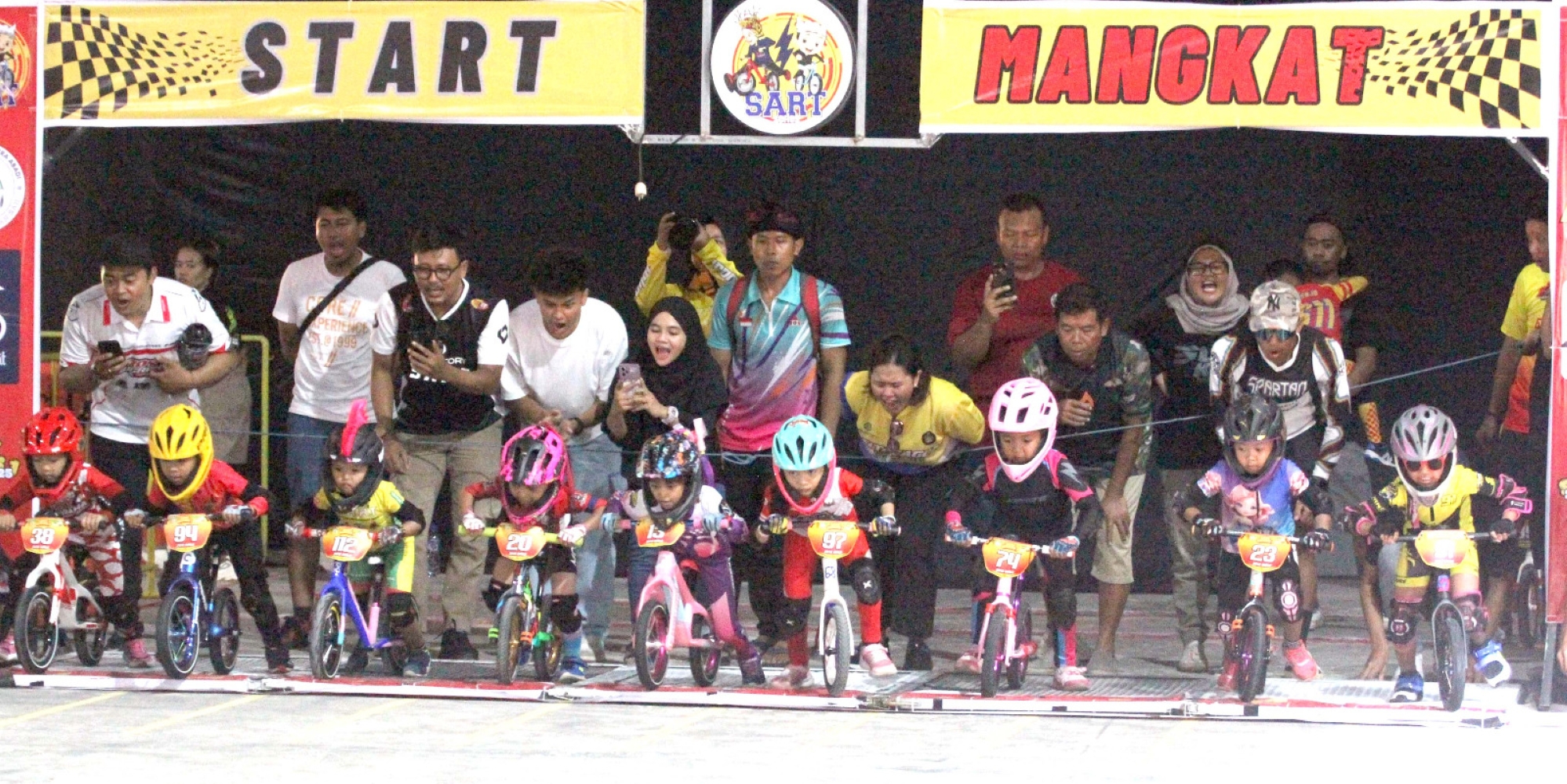 Peserta series satu SART Push Bike BMX saat berlaga di area sirkurt Banyuwangi Park, Banyuwangi pada Sabtu (22/2).