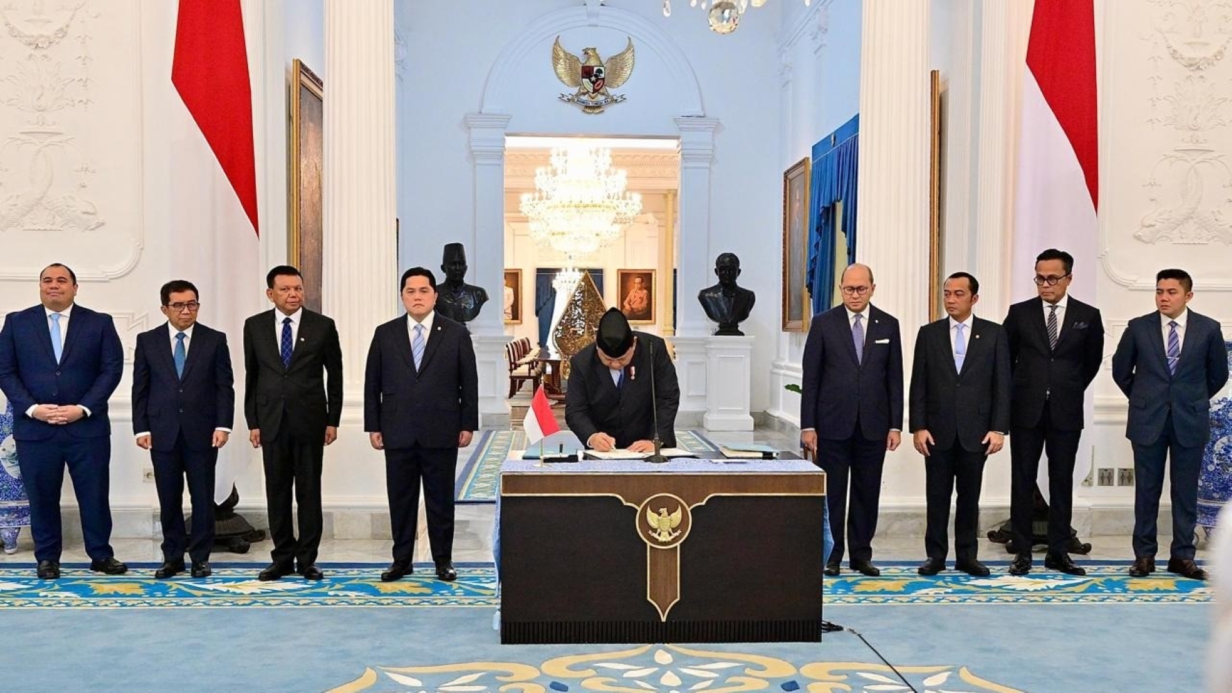 Presiden Prabowo Subianto secara resmi menandatangani tiga produk hukum yang berperan penting dalam pengelolaan Badan Usaha Milik Negara (BUMN) dan investasi strategis nasional di Istana Merdeka.