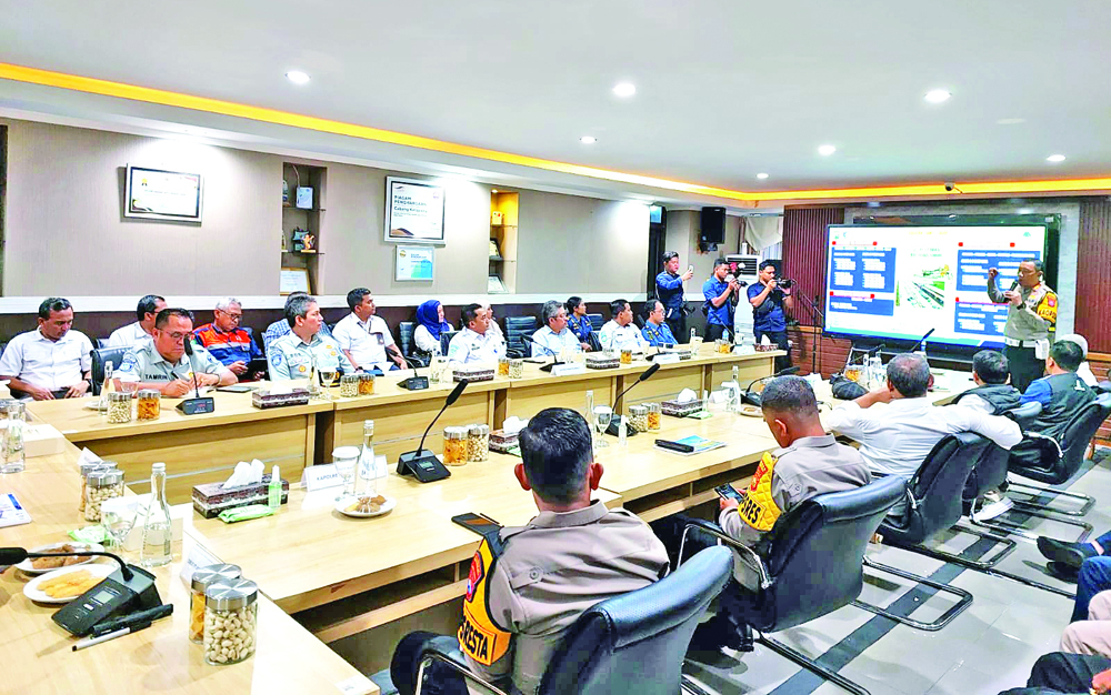 RAKOR: Dirlantas Polda Kombespol Komarudin menggelar rapat bersama berbagai stakeholder di Pelabuhan Ketapang pada Minggu malam (24/2).
