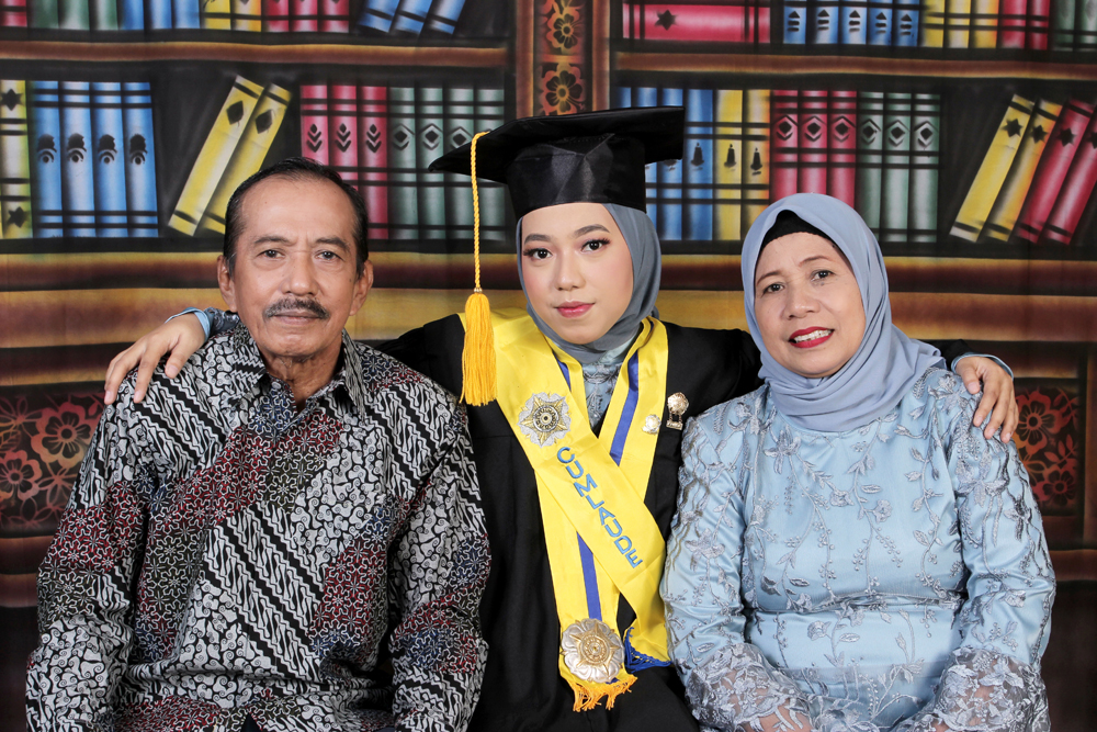 ZERO TO HERO: Dewi Agustiningsih bersama kedua orang tuanya, Suyanto dan Surahmah, saat menjalani wisuda Program Studi Kimia di UGM.