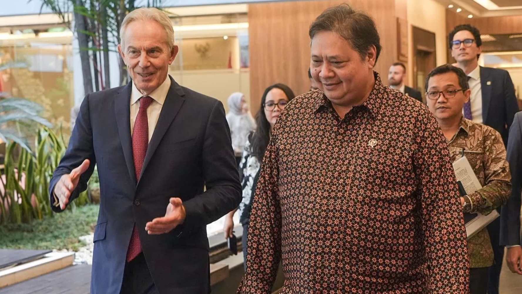 Tony Blair (kiri) bersama Airlangga Hartanto.