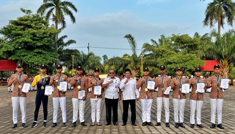 MEMBANGGAKAN: Kepala Smadatara Mujib SPd MM bersama 10 atlet taekwondo dari sekolah yang meraih prestasi ajang KASAL CUP 2 International Open Taekwondo Championship 2025.