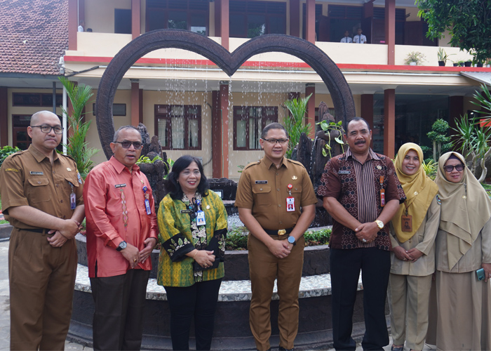 IKON BARU : Kadinprovjatim Aries Agung Paewi (tengah) bersama kacabdinprovjatimwilayah Banyuwangi Ahmad Jaenuri (dua dari kiri) Kepala Smagi Taruna Bangsa I Ketut Renen dan wakasek