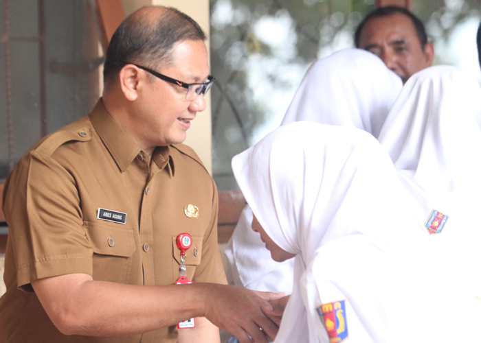INTERAKSI : Kadisprovjatim Aires Agung Paewi menyapa langsung siswa SMAN 1 Giri Taruna Bangsa