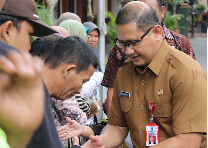 BERSALAMAN : Kadinprovjatim Aries Agung Paewi menyapa dan bersilahturahmi dengan pegawai SMAN 1 Giri Taruna Bangsa