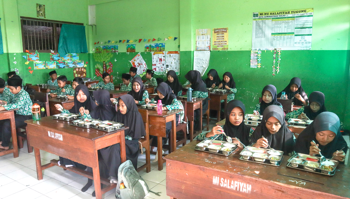 MENU BERVARIASI: Pasokan daging dan lauk-pauk untuk MBG didapatkan dari BumDes setempat. Sementara untuk sayur dan buah diperoleh dari pengepul.
