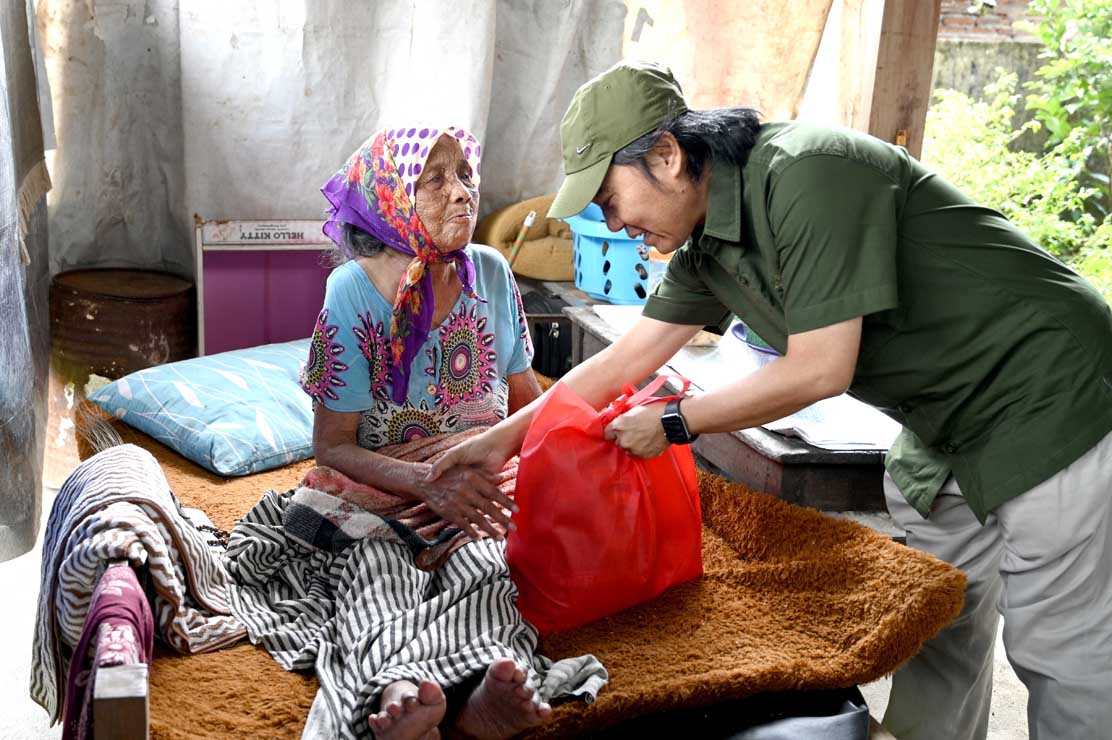 TUNA NETRA: Direktur Jawa Pos Radar Banyuwangi Samsudin Adlawi menyerahkan bantuan sembako kepada warga kurang mampu di Desa Grogol, Kecamatan Giri Rabu (26/2).