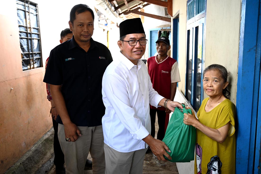PEDULI SOSIAL: Mantan Kepala Dispendik Sulihtiyono ikut membagikan bantuan sembako kepada warga pra sejahtera di Kelurahan Banjarsari, Glagah.