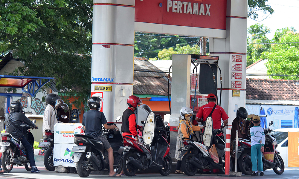 Sejumlah pengendara sepeda motor antre BBM jenis Pertamax di SPBU Banterang, Banyuwangi. (Ramada Kusuma/Radar Banyuwangi)