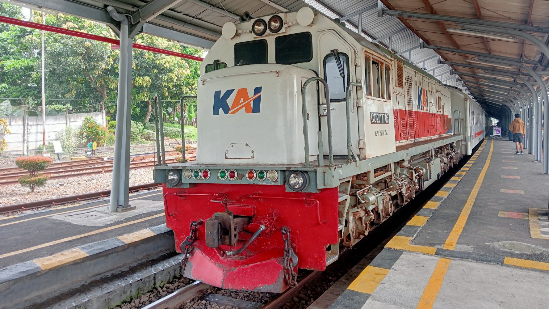 KAI menambah ribuan perjalanan kereta api untuk Lebaran 2025.