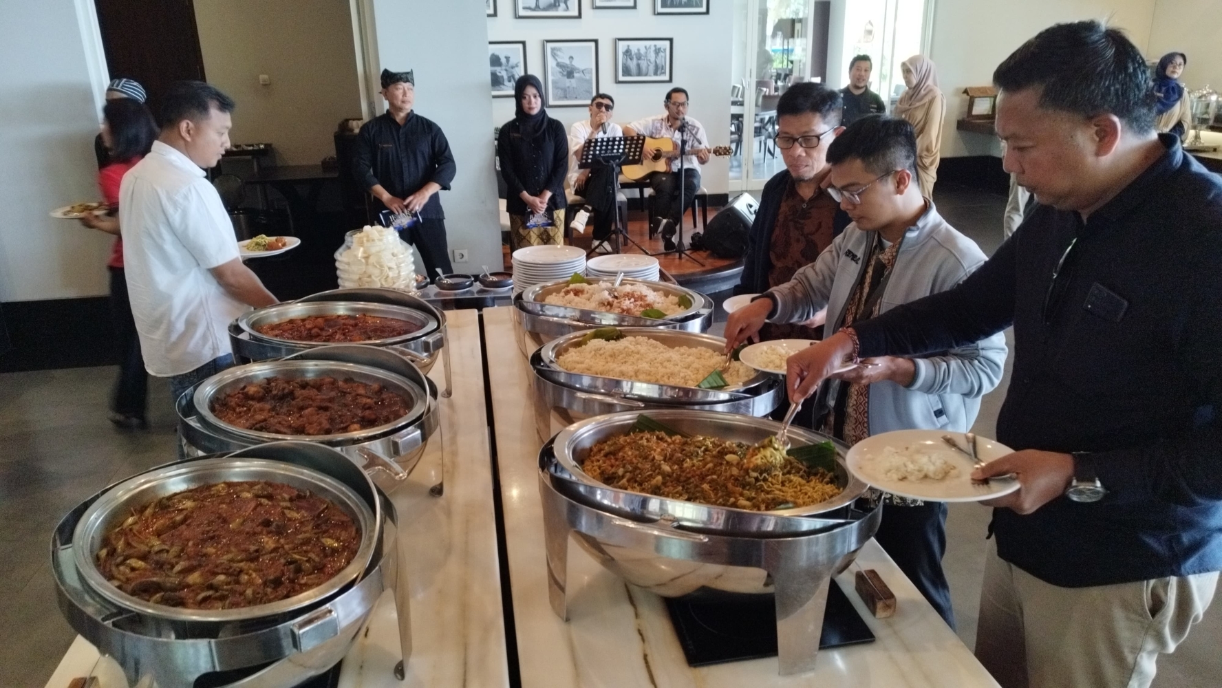 Menu khas Timur Tengah Arabian dan Nusantara siap menemani acara buka puasa Anda, di Marlin restoran Ketapang Indah Hotel, Selasa (25/2).