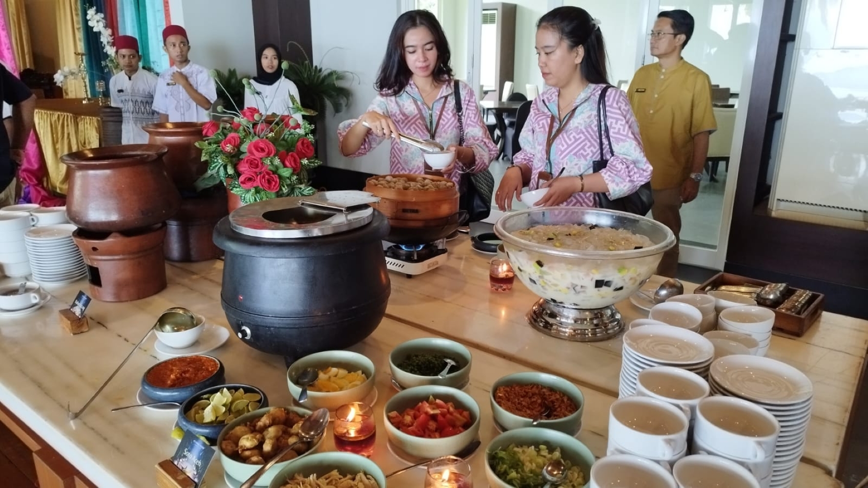 Menu khas Timur Tengah Arabian dan Nusantara siap menemani acara buka puasa Anda, di Marlin restoran Ketapang Indah Hotel, Selasa (25/2).
