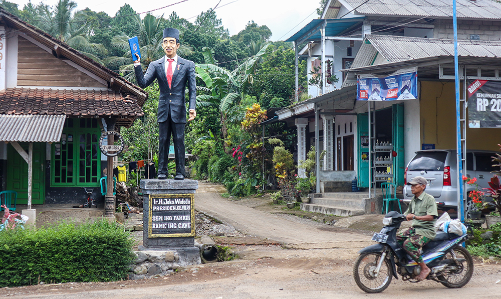 Patung Presiden RI ke-7 Joko Widodo di Dusun Krajan, Desa Jambewangi, Kecamatan Sempu.
