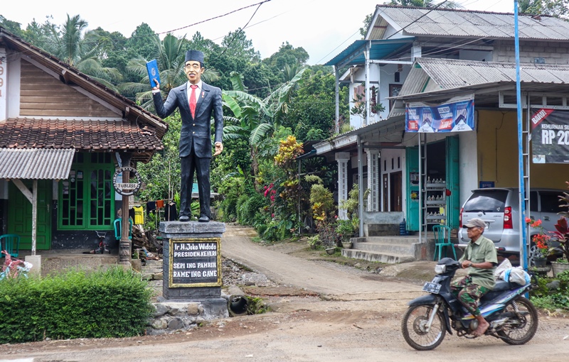 BENTUK APRESIASI: Patung Presiden RI ke-7 Joko Widodo di Dusun Krajan, Desa Jambewangi, Kecamatan Sempu Selasa (25/2).