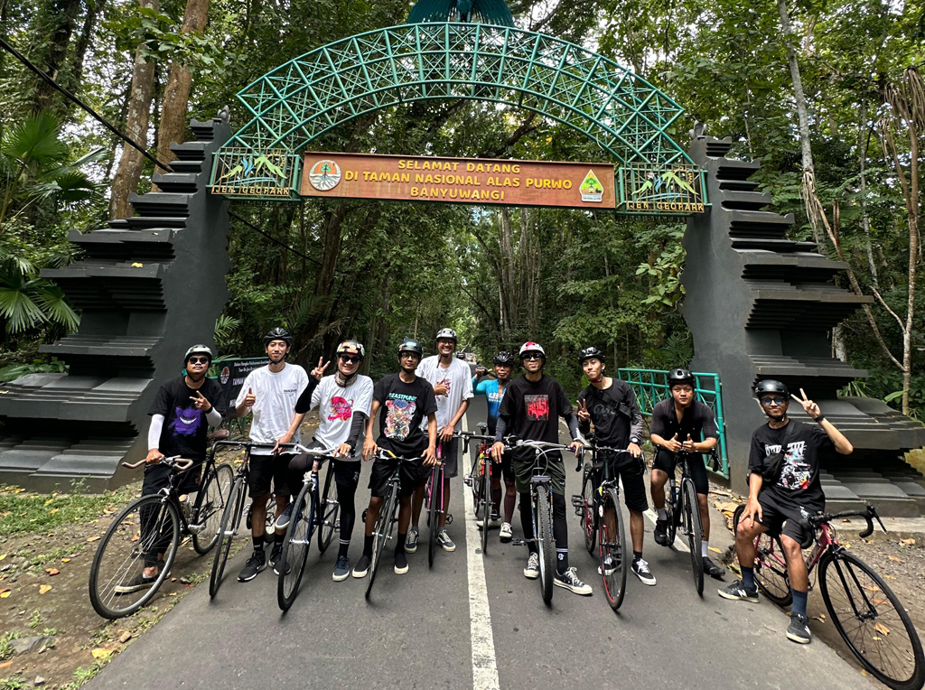 LEPAS PENAT: Anggota Sadtrue Bike Club (SBC) dari berbagai profesi saat bersepeda di kawasan Taman Nasional Alas Purwo beberapa waktu lalu.