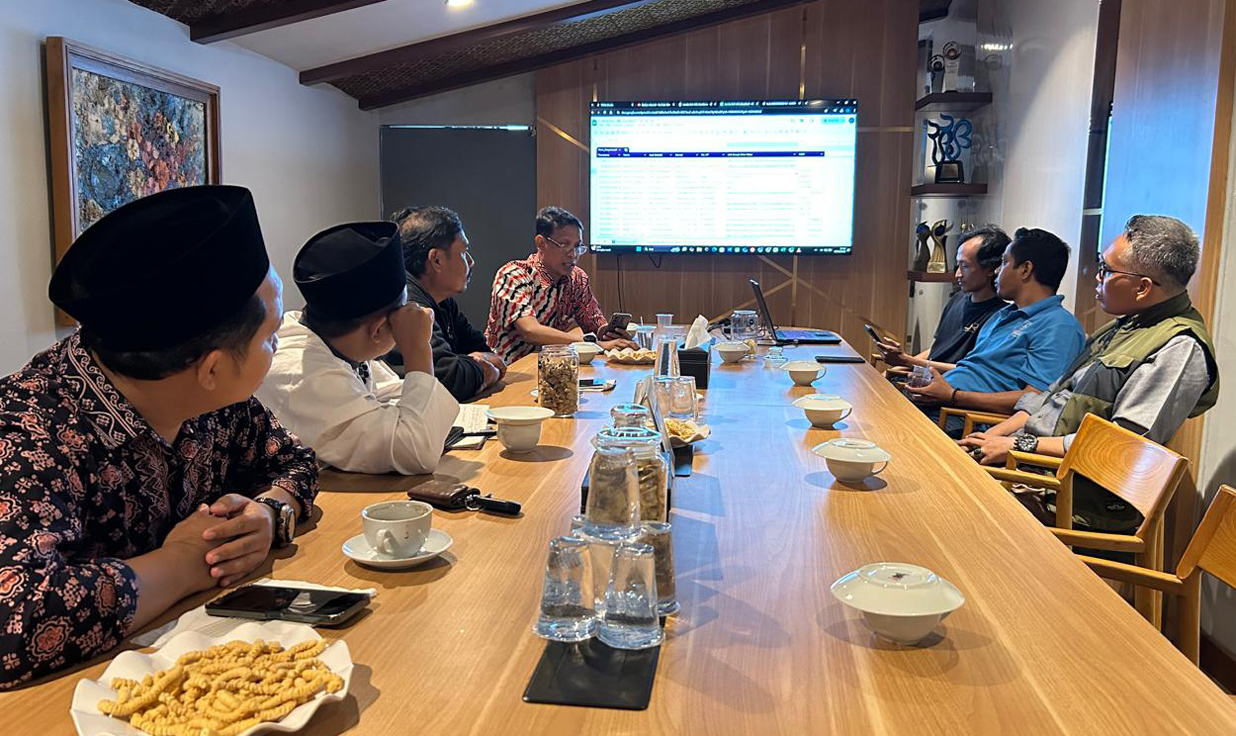PEMATANGAN: Panitia menggelar rapat bersama tim juri dan penilai Lomba Dai Cilik di ruang rapat lantai 3 Gedung Grha Pena Banyuwangi, Kamis (27/2).