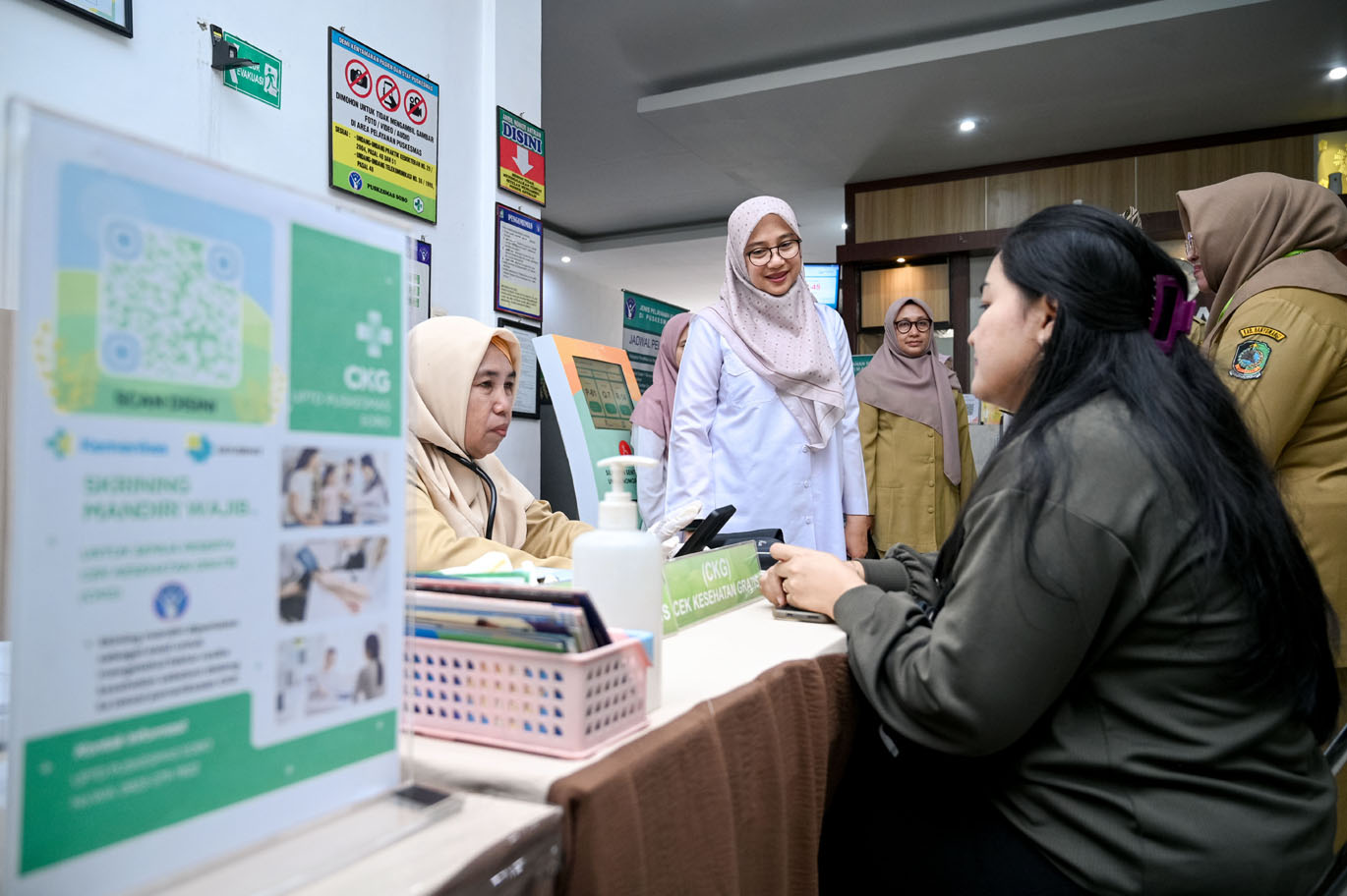 Bupati Ipuk Fiestiandani meninjau pelayanan publik di Puskesmas Sobo, 10 Februari lalu. Selama Ramadan tahun ini, pemkab memberlakukan penyesuaian jam kerja dan jam pelayanan.