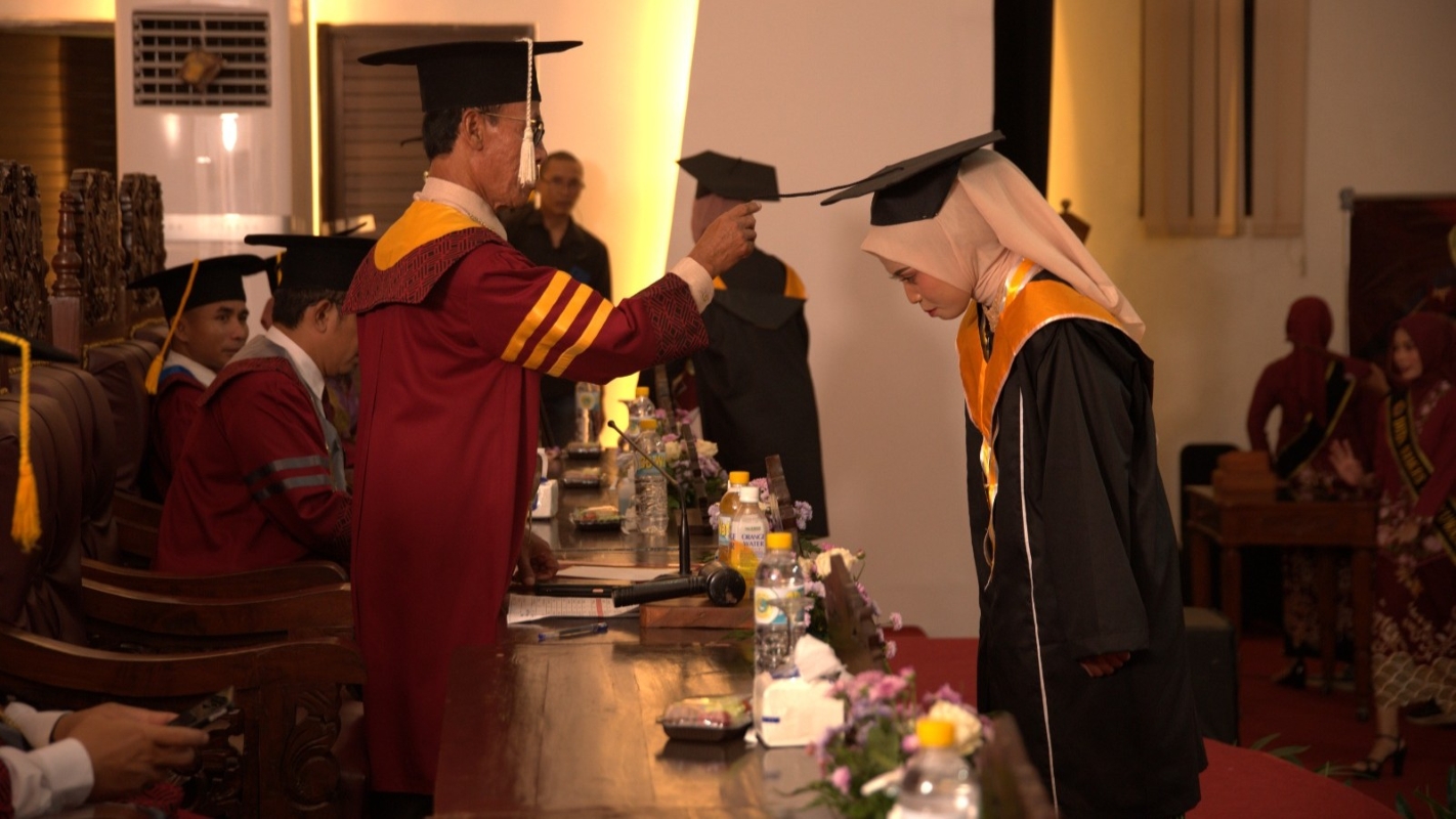 Pemindahan kuncir wisudawan oleh Ketua Stikes Banyuwangi DR H Soekardjo di Auditorium GBK pada Rabu (26/2).