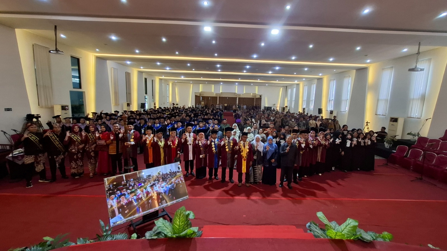 Senat, undangan, wisudawan, dan orang tua/wali.