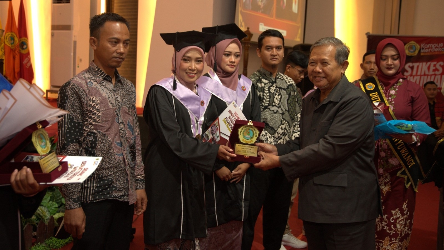 Stikes Banyuwangi menyerahkan plakat penghargaan kepada mahasiswa berprestasi.