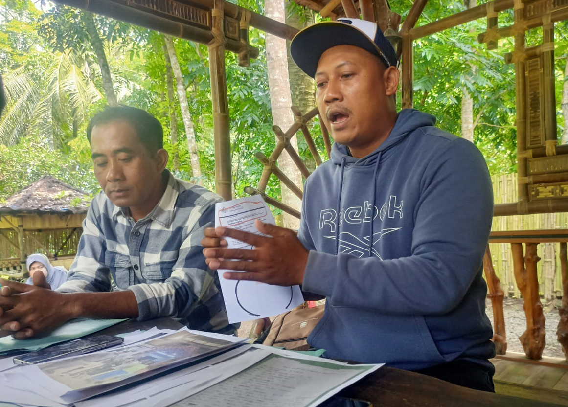 KORBAN: Juni Herwanto (kanan) dan Santoso yang mengaku telah setor Rp 95 juta untuk bisa bekerja di Australia menunjukkan bukti-buktinya pada Kamis (20/2).