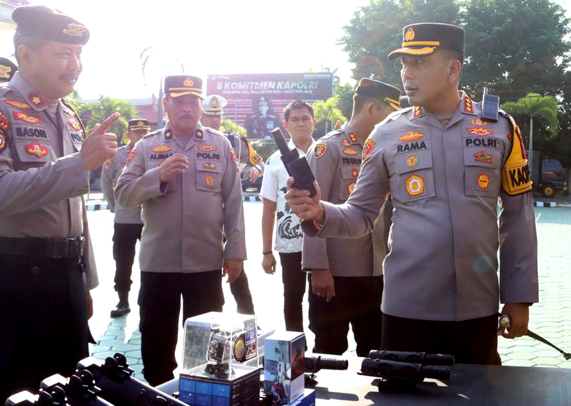 Kapolresta Kombespol Rama Samtama Putra didampingi Kasat Samapta Kompol Basori Alwi dan Kabag Sumda Kompol Ali Masduki memeriksa senjata dalam peluncuran Tim Patroli Samapta Presisi, Kamis (27/2).